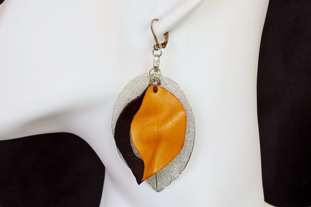 boucles d'oreilles pendantes feuille noir jaune, tannage végétal, l'âge du cuir, maroquinerie artisanale éthique et responsable, dordogne, france