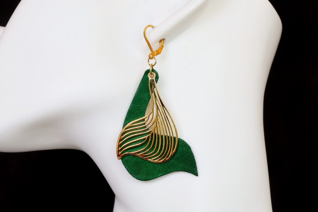 boucles d'oreilles pendantes feuille verte, tannage végétal, l'âge du cuir, maroquinerie artisanale éthique et responsable, dordogne, france