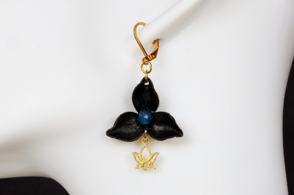 boucles d'oreilles pendantes fleur noir coeur bleu et lotus, tannage végétal, l'âge du cuir, maroquinerie artisanale éthique et responsable, dordogne, france