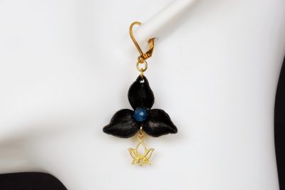 boucles d'oreilles pendantes fleur noir coeur bleu et lotus, tannage végétal, l'âge du cuir, maroquinerie artisanale éthique et responsable, dordogne, france