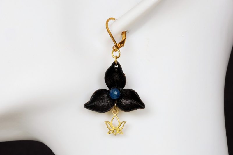 boucles d'oreilles pendantes fleur noir coeur bleu et lotus, tannage végétal, l'âge du cuir, maroquinerie artisanale éthique et responsable, dordogne, france