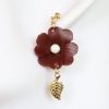 boucles d'oreilles pendantes fleur rouge foncé et feuille, tannage végétal, l'âge du cuir, maroquinerie artisanale éthique et responsable, dordogne, france