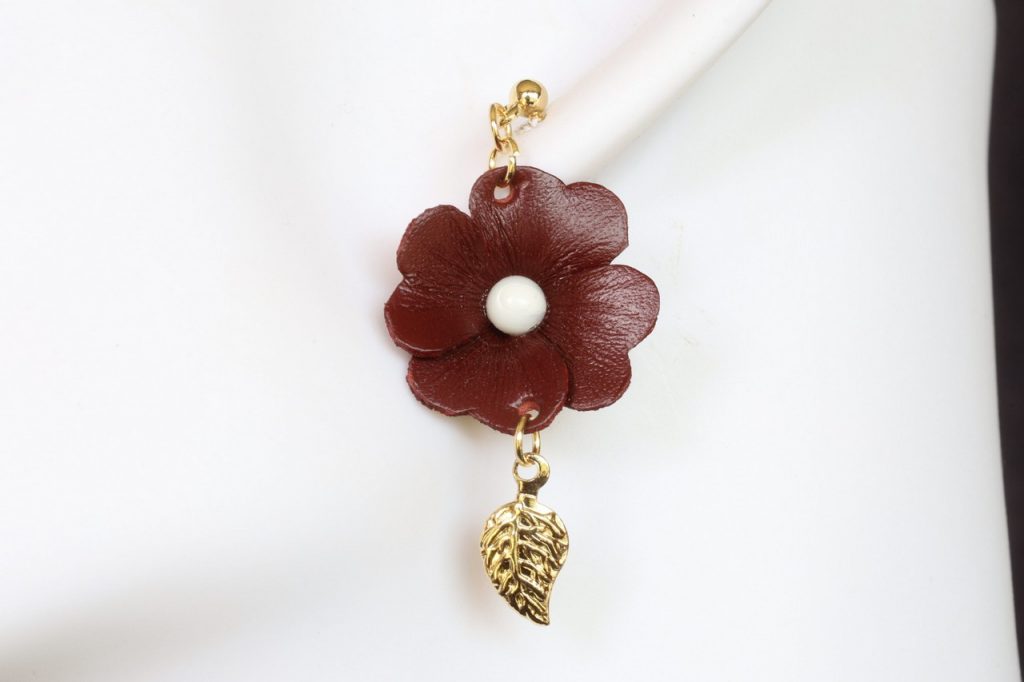 boucles d'oreilles pendantes fleur rouge foncé et feuille, tannage végétal, l'âge du cuir, maroquinerie artisanale éthique et responsable, dordogne, france