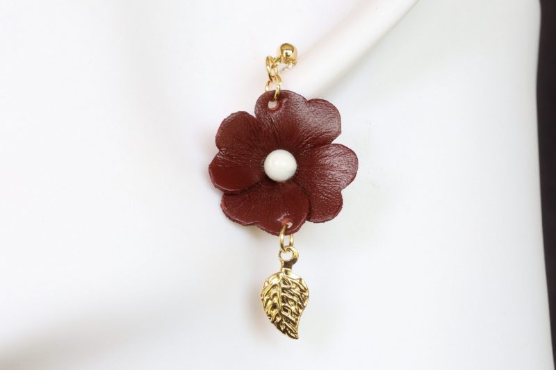 boucles d'oreilles pendantes fleur rouge foncé et feuille, tannage végétal, l'âge du cuir, maroquinerie artisanale éthique et responsable, dordogne, france