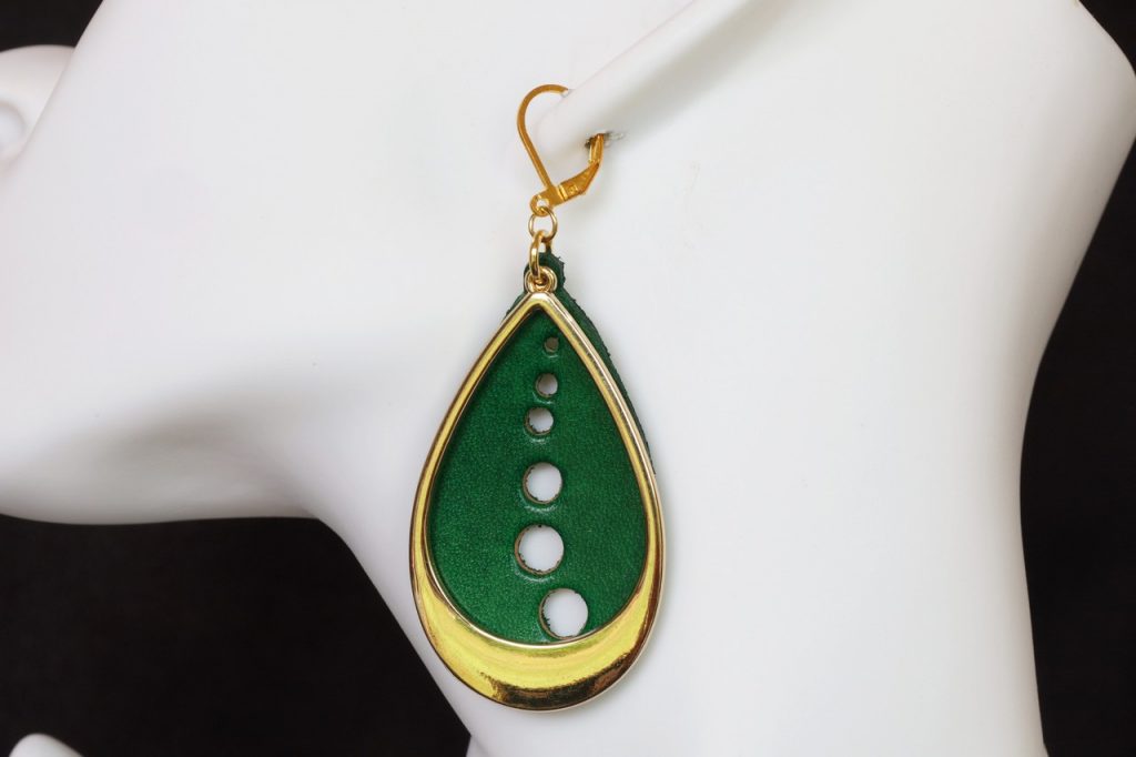 boucles d'oreilles pendantes goutte d'eau verte, tannage végétal, l'âge du cuir, maroquinerie artisanale éthique et responsable, dordogne, france