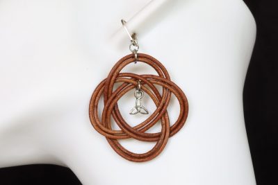 boucles d'oreilles pendantes noeud ronde triskel marron clair, tannage végétal, teintures naturelles, l'âge du cuir, maroquinerie artisanale éthique et responsable, dordogne, france