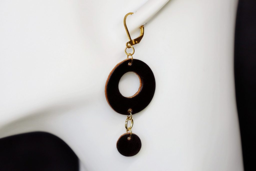 boucles d'oreilles pendantes noir 2 ronds, tannage végétal, l'âge du cuir, maroquinerie artisanale éthique et responsable, dordogne, france