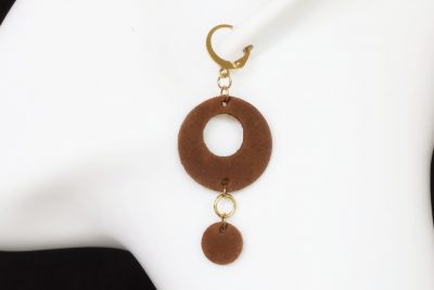 boucles d'oreilles pendantes ronde marron, tannage végétal, l'âge du cuir, maroquinerie artisanale éthique et responsable, dordogne, france
