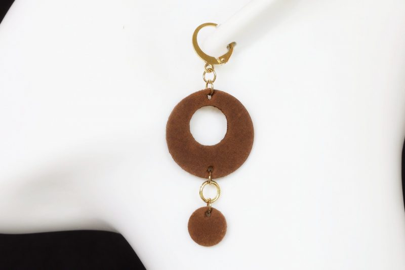 boucles d'oreilles pendantes ronde marron, tannage végétal, l'âge du cuir, maroquinerie artisanale éthique et responsable, dordogne, france