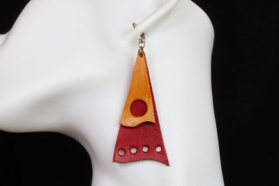 boucles d'oreilles pendantes rouge jaune triangle, tannage végétal, l'âge du cuir, maroquinerie artisanale éthique et responsable, dordogne, france