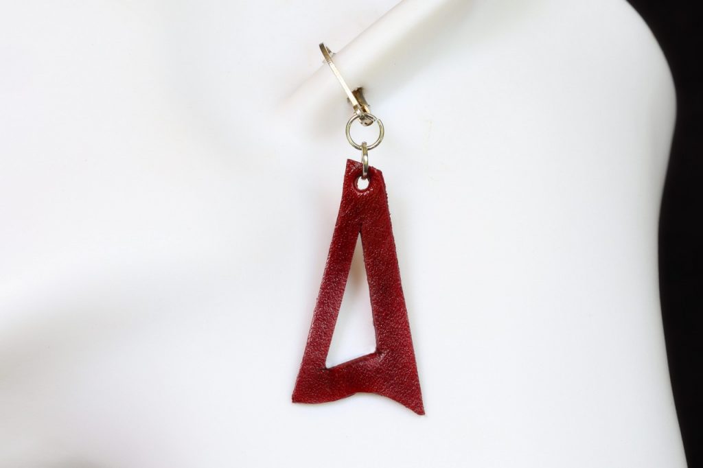 boucles d'oreilles pendantes rouge triangle, tannage végétal, l'âge du cuir, maroquinerie artisanale éthique et responsable, dordogne, france