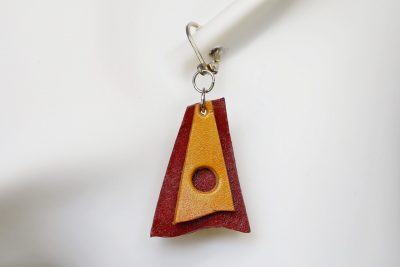 boucles d'oreilles pendantes triangle jaune et rouge, tannage végétal, l'âge du cuir, maroquinerie artisanale éthique et responsable, dordogne, france