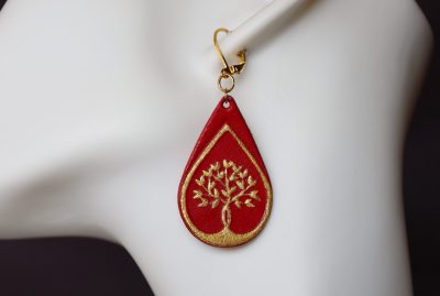 boucle d oreille arbre de vie goutte d eau pendante rouge, tannage végétal, l'âge du cuir, maroquinerie artisanale éthique et responsable, Dordogne, France