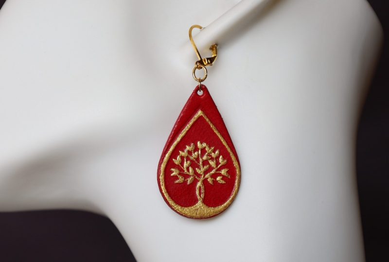 boucle d oreille arbre de vie goutte d eau pendante rouge, tannage végétal, l'âge du cuir, maroquinerie artisanale éthique et responsable, Dordogne, France