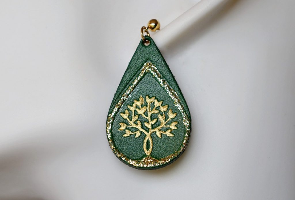 boucle d oreille arbre de vie goutte d eau pendante verte à paillettes, tannage végétal, l'âge du cuir, maroquinerie artisanale éthique et responsable, Dordogne, France