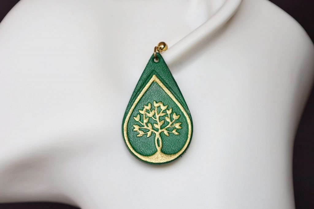 boucle d oreille arbre de vie pendante verte, tannage végétal, l'âge du cuir, maroquinerie artisanale éthique et responsable, Dordogne, France