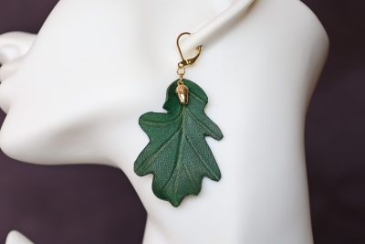 boucle d oreille feuille de chêne pendante verte, tannage végétal, l'âge du cuir, maroquinerie artisanale éthique et responsable, Dordogne, France
