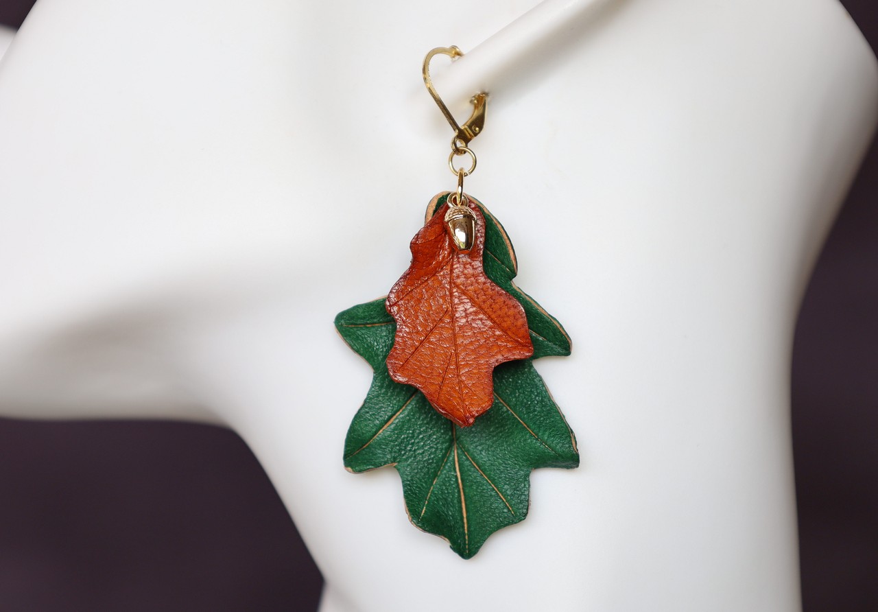 boucle d oreille feuille de chêne pendante verte et marron, tannage végétal, l'âge du cuir, maroquinerie artisanale éthique et responsable, Dordogne, France