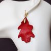 boucle d oreille feuille de chêne pendante rouge, tannage végétal, l'âge du cuir, maroquinerie artisanale éthique et responsable, Dordogne, France