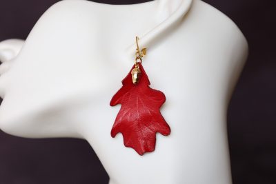 boucle d oreille feuille de chêne pendante rouge, tannage végétal, l'âge du cuir, maroquinerie artisanale éthique et responsable, Dordogne, France