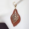 boucle d oreille feuille dentelle marron-rouge, tannage végétal, l'âge du cuir, maroquinerie artisanale éthique et responsable, Dordogne, France