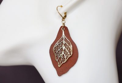 boucle d oreille feuille dentelle marron-rouge, tannage végétal, l'âge du cuir, maroquinerie artisanale éthique et responsable, Dordogne, France