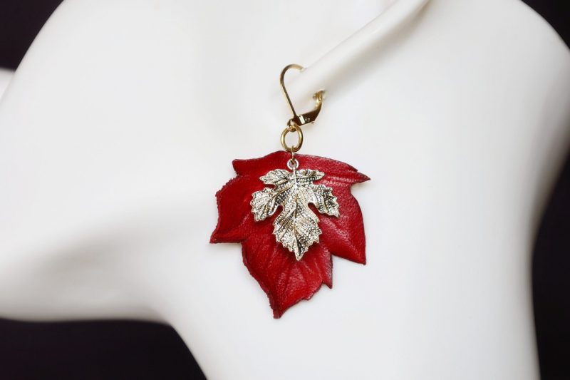 boucle d oreille feuille d'érable rouge, tannage végétal, l'âge du cuir, maroquinerie artisanale éthique et responsable, Dordogne, France
