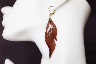 boucle d oreille longue feuille pendante marron, tannage végétal, l'âge du cuir, maroquinerie artisanale éthique et responsable, Dordogne, France