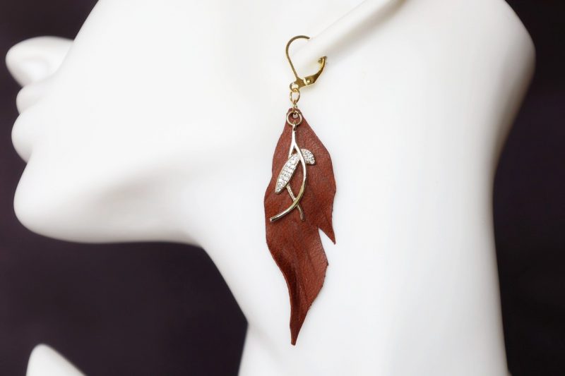 boucle d oreille longue feuille pendante marron, tannage végétal, l'âge du cuir, maroquinerie artisanale éthique et responsable, Dordogne, France