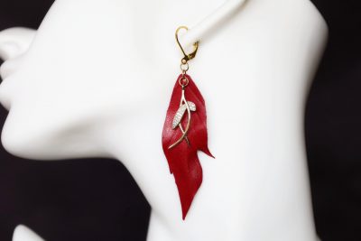 boucle d oreille longue feuille pendante rouge, tannage végétal, l'âge du cuir, maroquinerie artisanale éthique et responsable, Dordogne, France