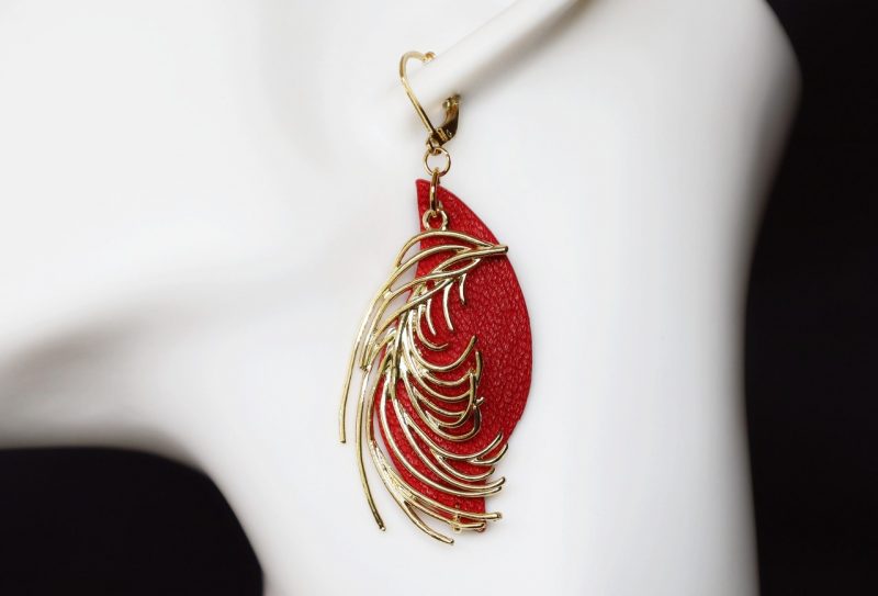 boucle d oreille plume pendante rouge, l'âge du cuir, maroquinerie artisanale éthique et responsable, Dordogne, France