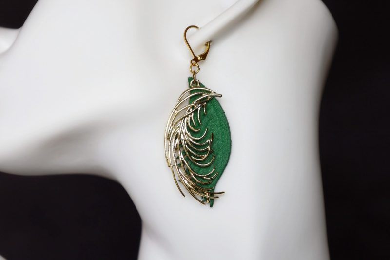 boucle d oreille plume pendante verte, tannage végétal, l'âge du cuir, maroquinerie artisanale éthique et responsable, Dordogne, France