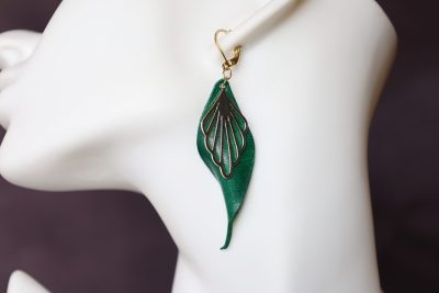 boucle d oreille verte feuille pendante, tannage végétal, l'âge du cuir, maroquinerie artisanale éthique et responsable, Dordogne, France