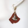 boucle d'oreille ginkgo marron, tannage végétal, l'âge du cuir, maroquinerie artisanale éthique et responsable, Dordogne, France