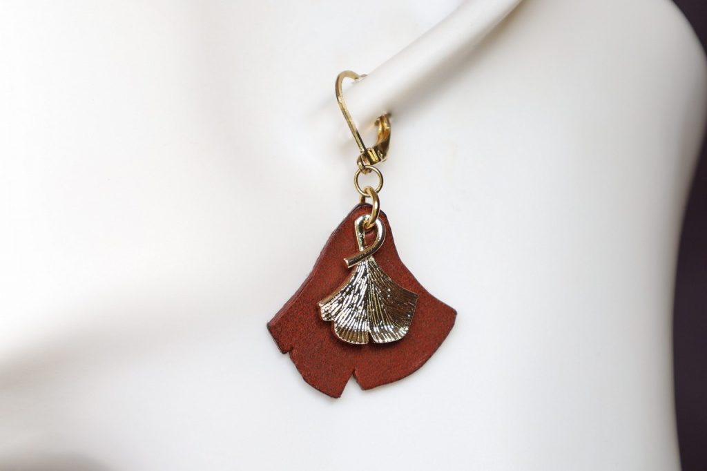 boucle d'oreille ginkgo marron, tannage végétal, l'âge du cuir, maroquinerie artisanale éthique et responsable, Dordogne, France