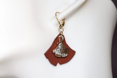 boucle d'oreille ginkgo marron, tannage végétal, l'âge du cuir, maroquinerie artisanale éthique et responsable, Dordogne, France