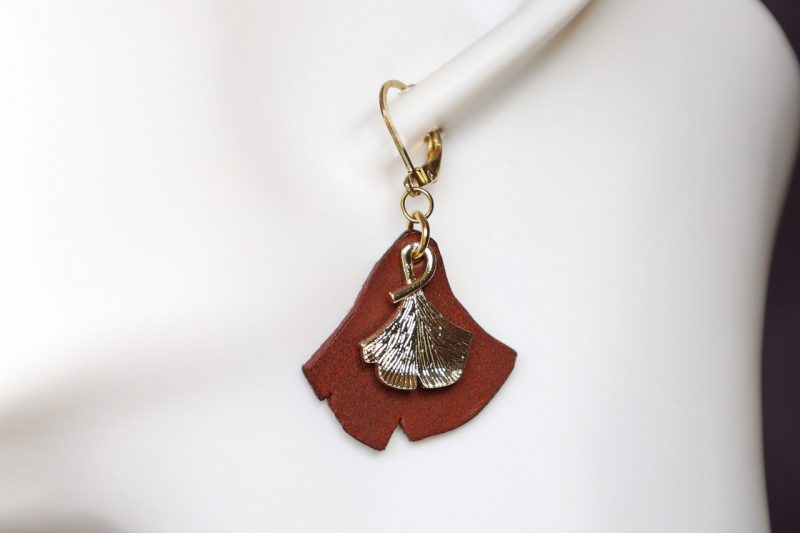 boucle d'oreille ginkgo marron, tannage végétal, l'âge du cuir, maroquinerie artisanale éthique et responsable, Dordogne, France