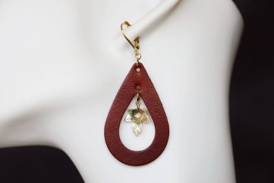 boucle d'oreilles gouttes d'eau et feuille acajou, tannage végétal, l'âge du cuir, maroquinerie artisanale éthique et responsable, Dordogne, France