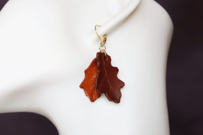 boucles d oreilles asymétriques feuille de chêne marron, tannage végétal, l'âge du cuir, maroquinerie artisanale éthique et responsable, Dordogne, France