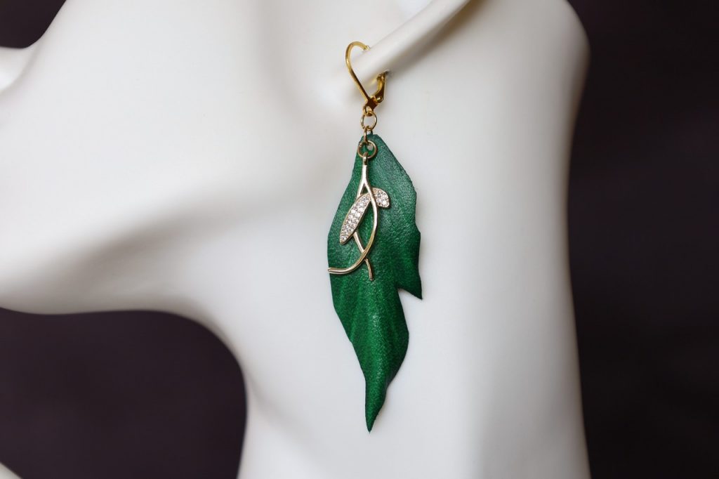 boucles d'oreilles pendantes feuille verte, tannage végétal, l'âge du cuir, maroquinerie artisanale éthique et responsable, Dordogne, France
