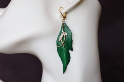 boucles d'oreilles pendantes feuille verte, tannage végétal, l'âge du cuir, maroquinerie artisanale éthique et responsable, Dordogne, France