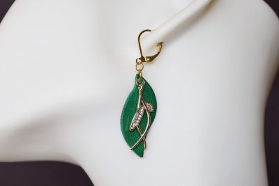 boucles d'oreilles pendantes vertes, tannage végétal, l'âge du cuir, maroquinerie artisanale éthique et responsable, Dordogne, France