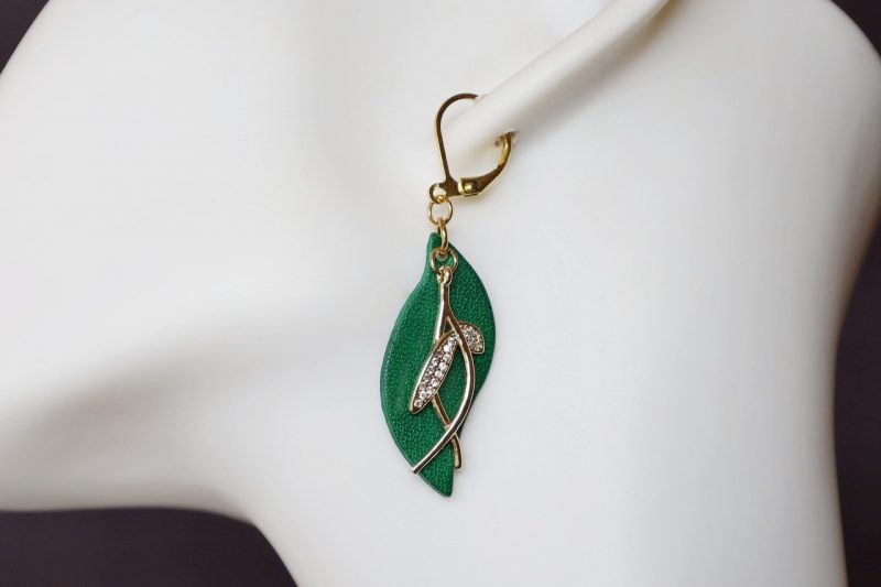 boucles d'oreilles pendantes vertes, tannage végétal, l'âge du cuir, maroquinerie artisanale éthique et responsable, Dordogne, France