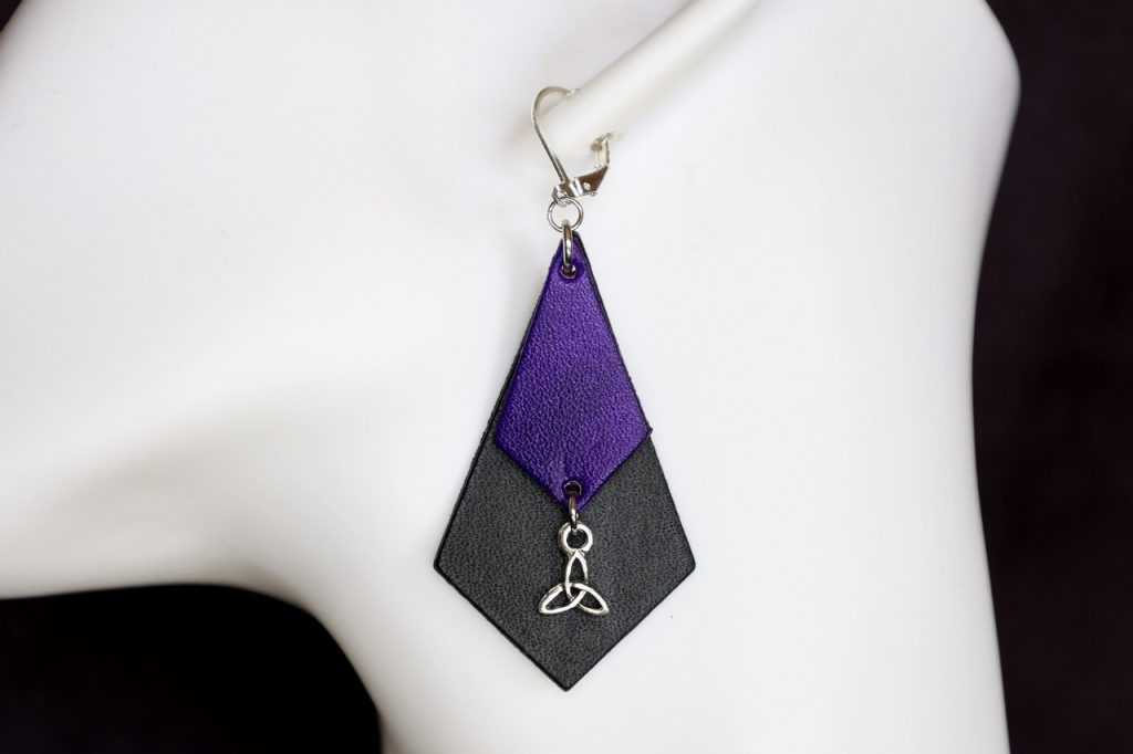 boucles d'oreilles pendantes violet noir triskel, tannage végétal, l'âge du cuir, maroquinerie artisanale éthique et responsable, Dordogne, France