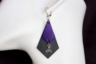 boucles d'oreilles pendantes violet noir triskel, tannage végétal, l'âge du cuir, maroquinerie artisanale éthique et responsable, Dordogne, France
