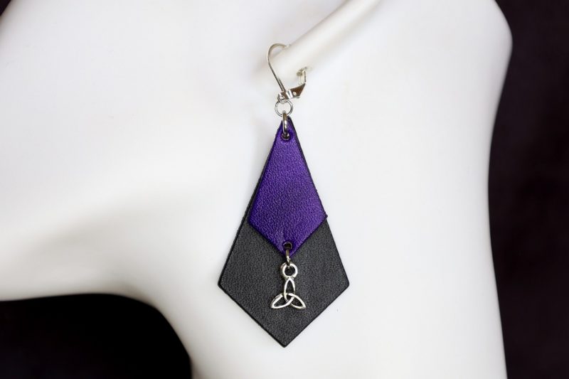 boucles d'oreilles pendantes violet noir triskel, tannage végétal, l'âge du cuir, maroquinerie artisanale éthique et responsable, Dordogne, France