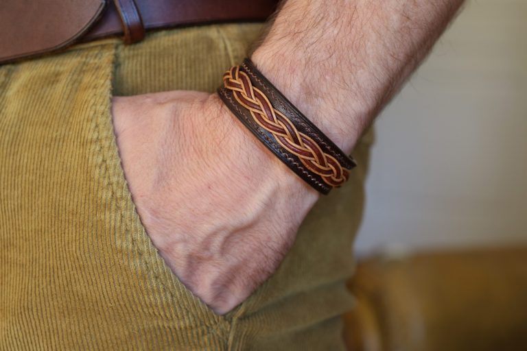 bracelet cuir homme tressé, viking, sami, tannage végétal, marron foncé, maroquinerie artisanale éthique et responsable, dordogne, france