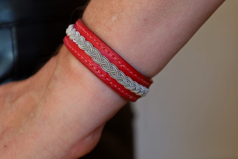 bracelet femme cuir, viking, sami, tannage végétal, rouge et argent, maroquinerie artisanale éthique et responsable, dordogne, france