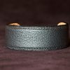 bracelet manchette cuir femme, tannage végétal, chèvre, gris bleu violet, maroquinerie artisanale éthique et responsable, Dordogne, France