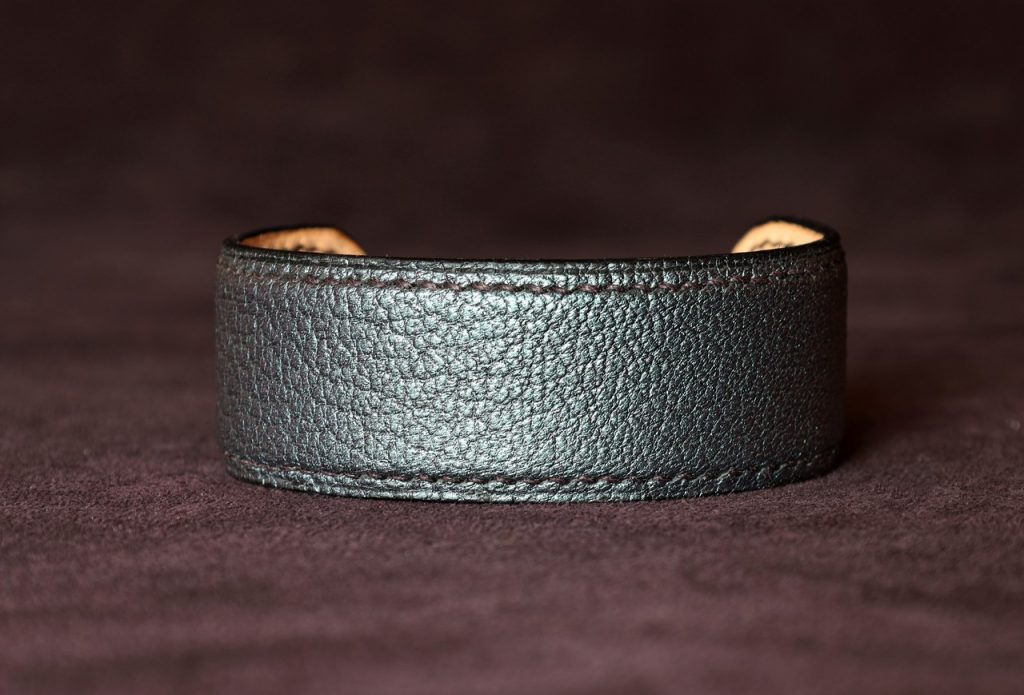 bracelet manchette cuir femme, tannage végétal, chèvre, gris bleu violet, maroquinerie artisanale éthique et responsable, Dordogne, France